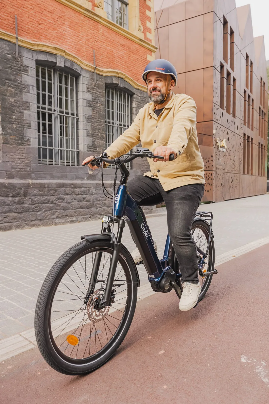 Man rijdt op een O2feel Duma e-bike door de stad